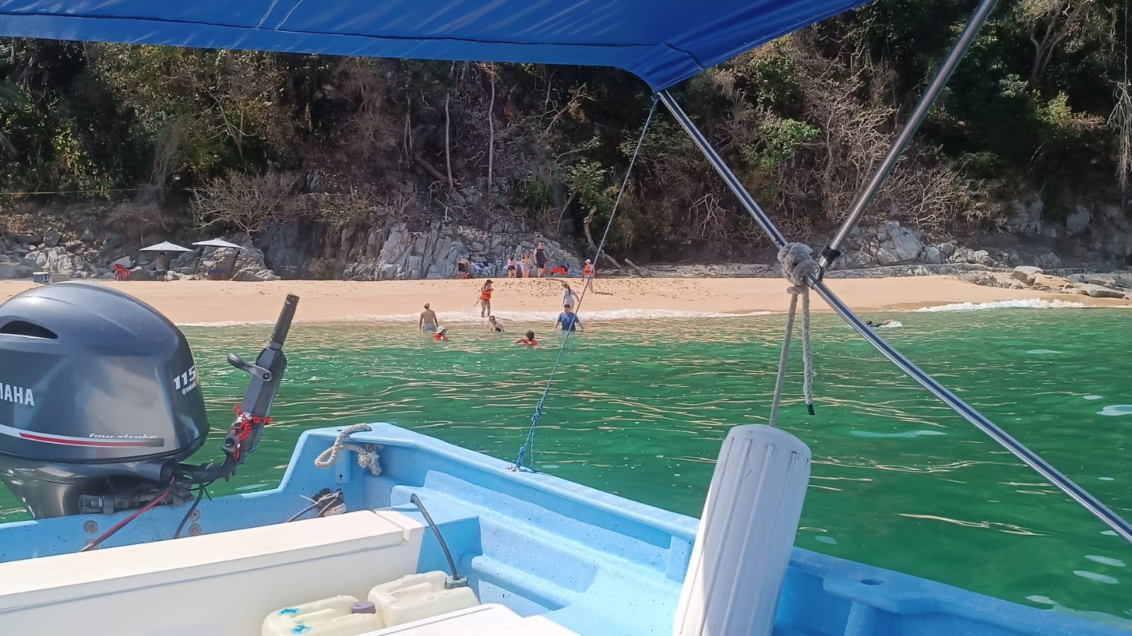 Lancha y playa en Quimixto